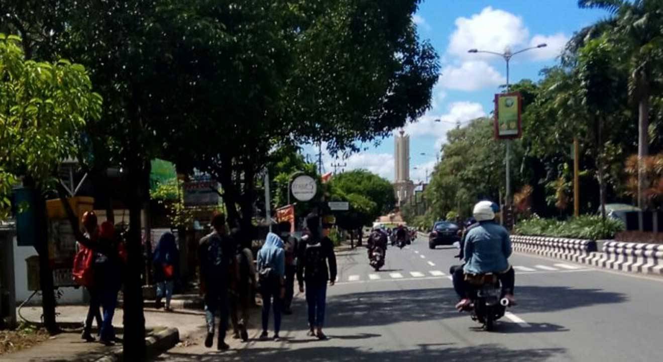 Warga Pilih Jalan Kaki Sisir Kota Banjarbaru, Apa Tidak Kenapasan Ya?